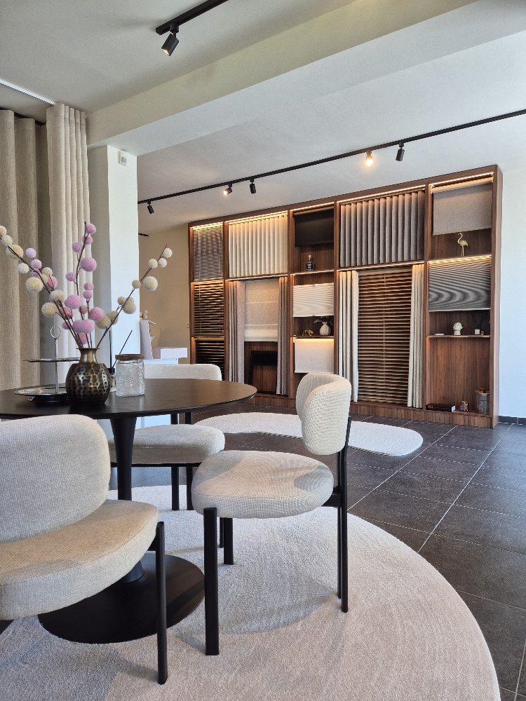 Zithoek bij de stalenwand in de Altdeco showroom